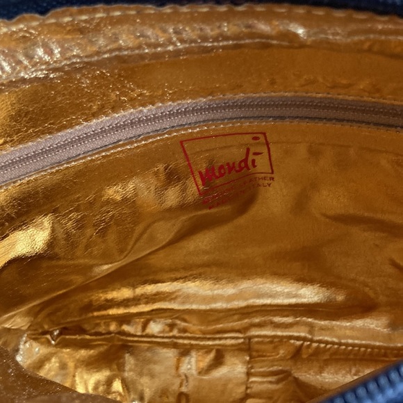 Mondi vintage gorgeous blue suede shoulder bag with matching belt.Made in Italy. - Picture 7 of 11